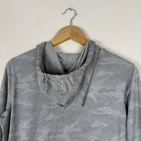 Vuori Halo essential hoodie in light gray camo - Picture 5 of 6